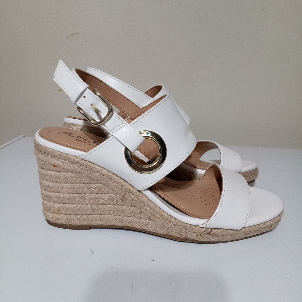 Stylish White Wedge Sandals - Picture 2 of 8
